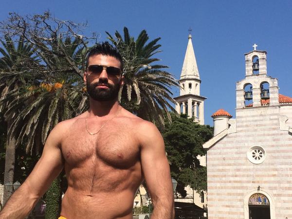 O personal trainer Árabe Dario Owen posou pelado