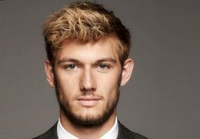 Vídeo Fã arrancou roupa do ator Alex Pettyfer na rua