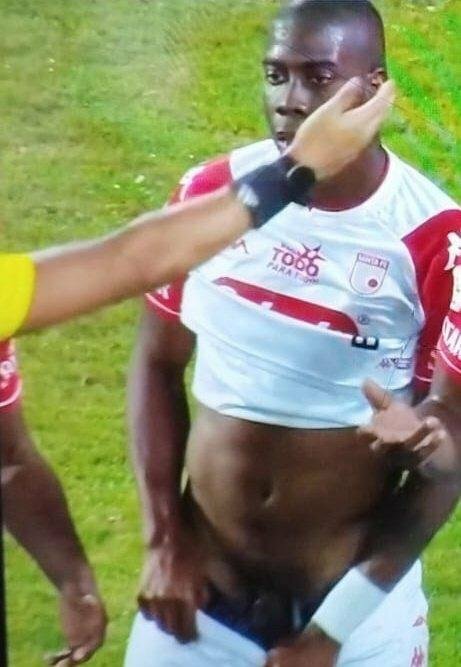 Jogador Geisson Perea Revoluciona E Mostra O P Nis Em Campo