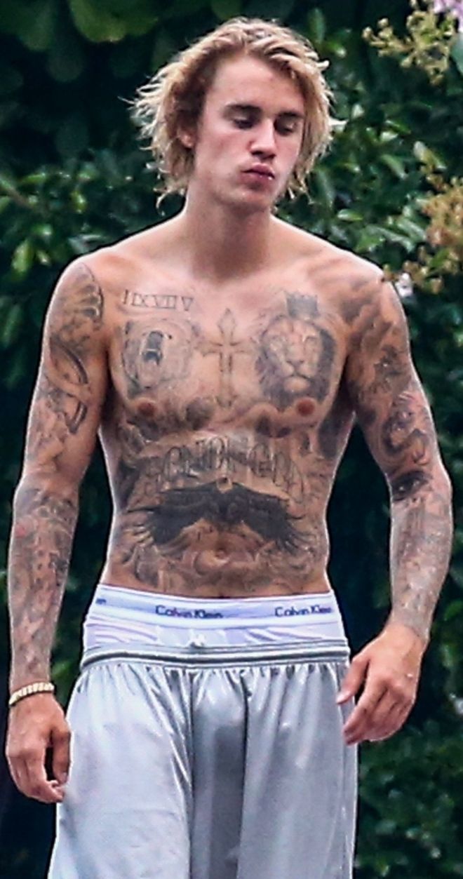 Justin Bieber voltou a usar piscina só de cueca